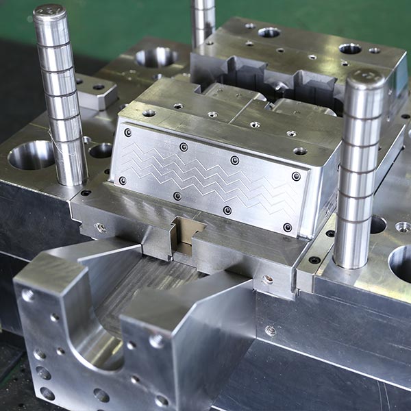 1. プラスチック金型の設計・製作